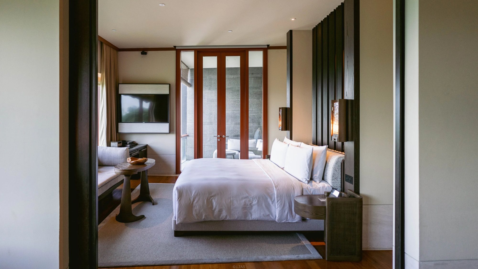 The bedroom seen from the doorway