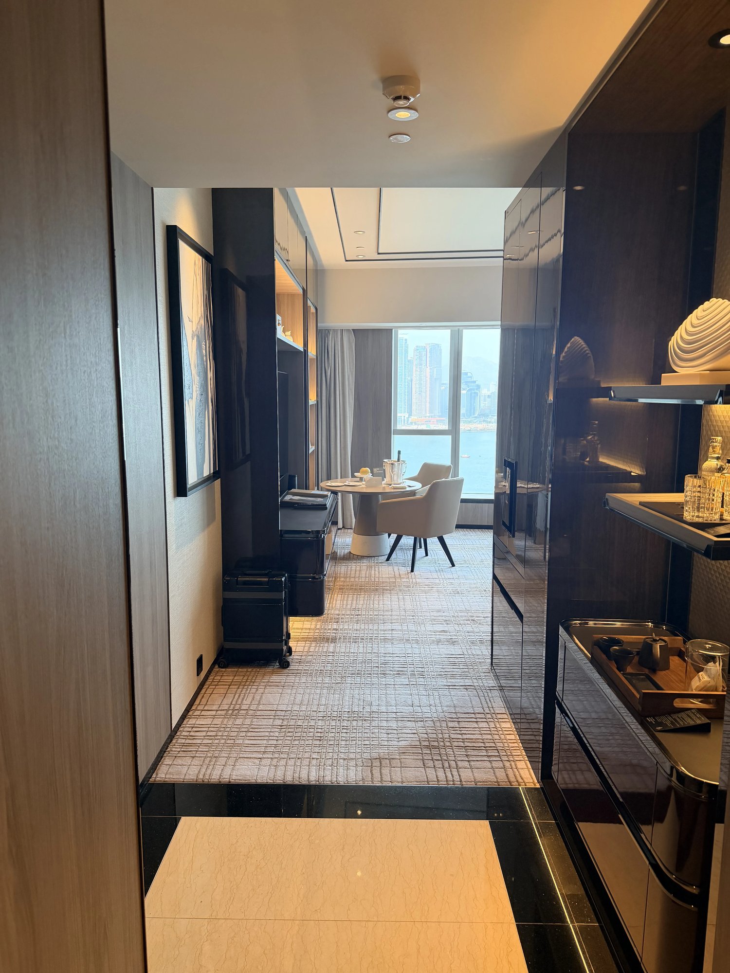 The entry corridor of the room, with the harbour at the far end