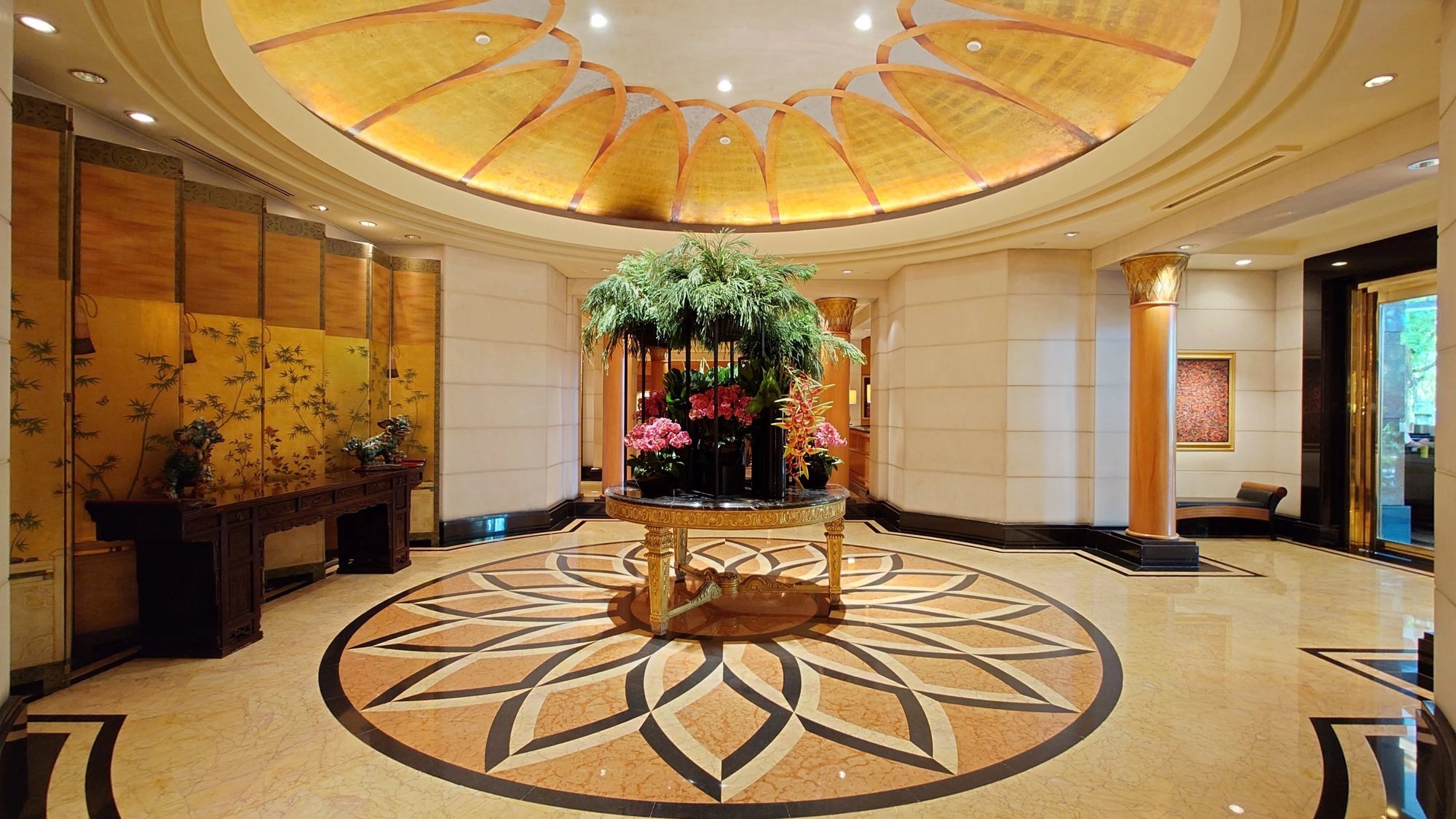 The domed lobby with its marble floor and flowers