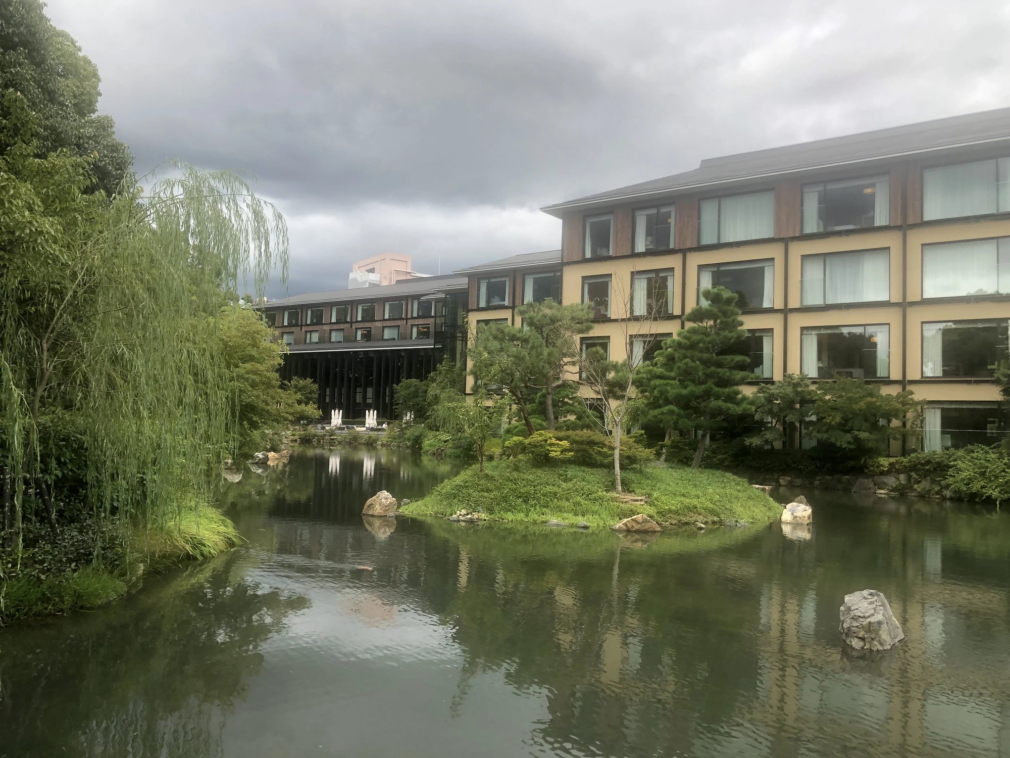 The hotel wing across the Shakusui-en pond under a willow