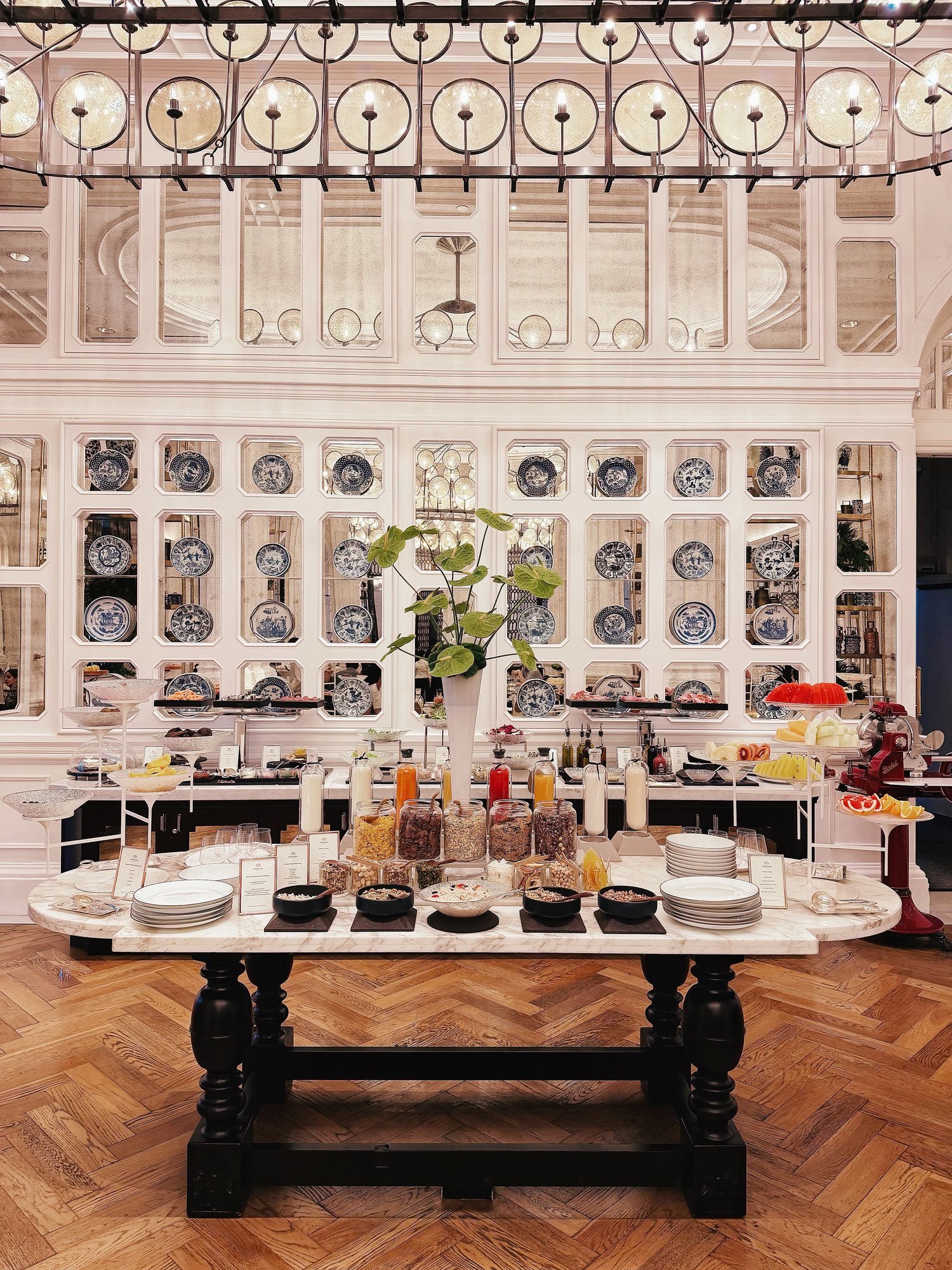 The breakfast buffet in the Tiffin Room under walls of blue-and-white plates