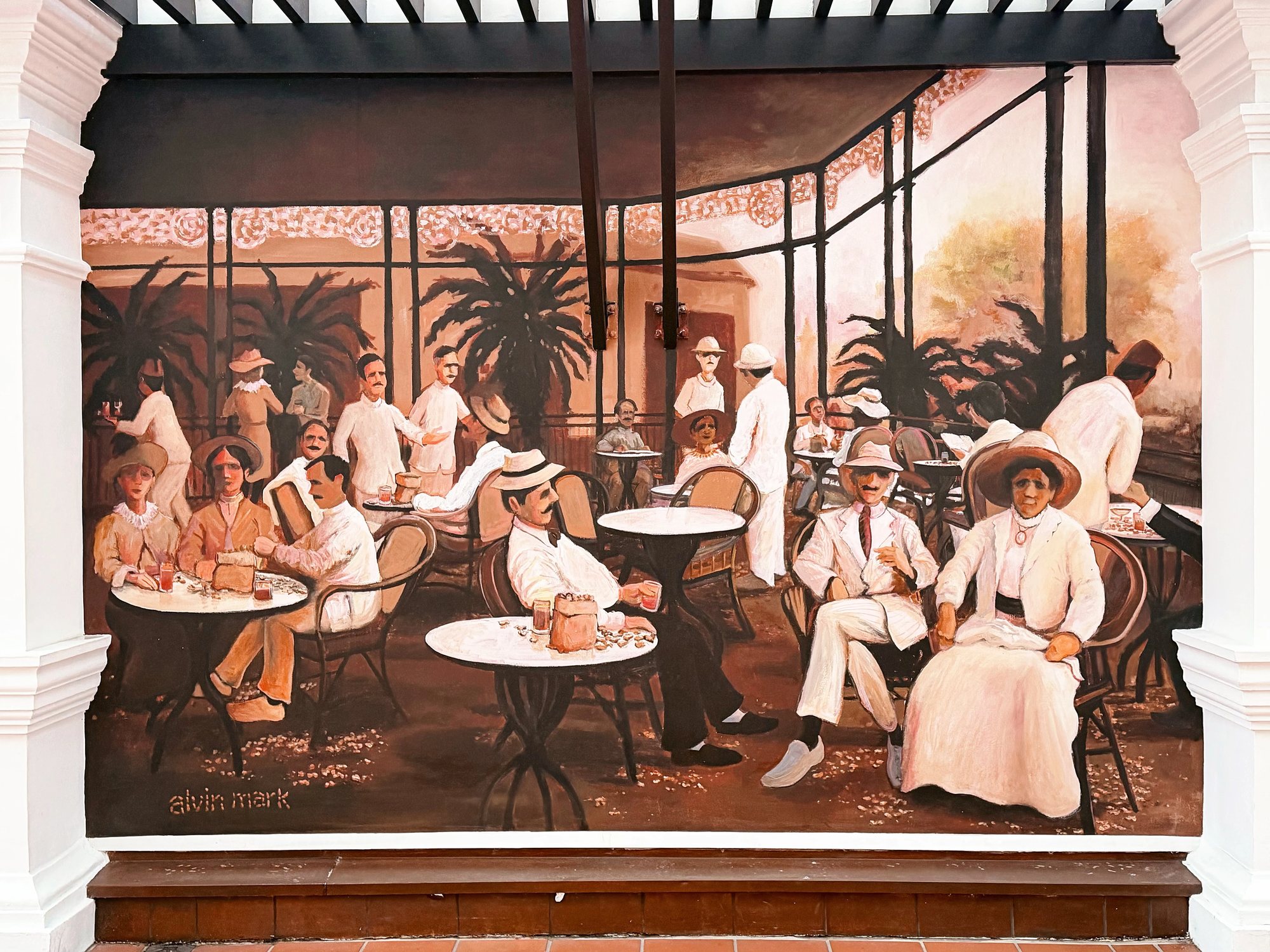 A mural of colonial-era drinkers in the Long Bar