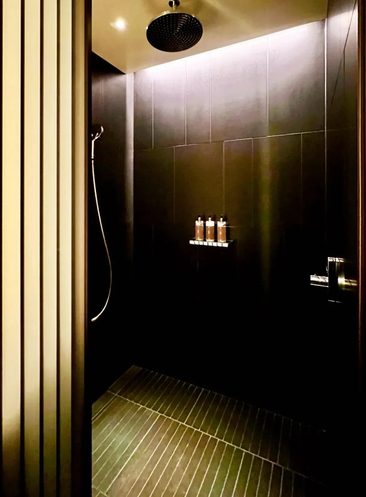 The walk-in rain shower in black stone