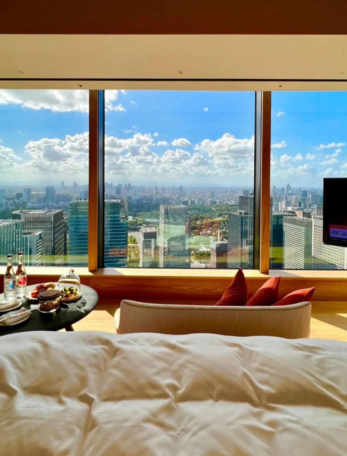 Daytime view from the bed over Marunouchi towards the Imperial Palace gardens
