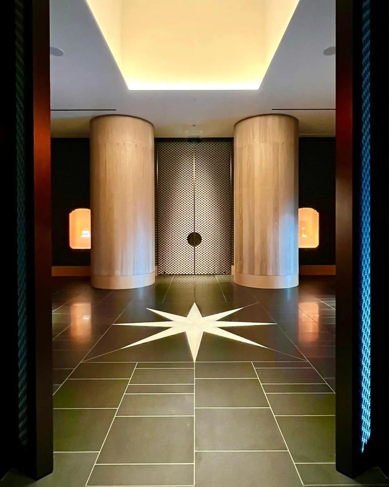 The arrival hall with the eight-point star floor and wood columns