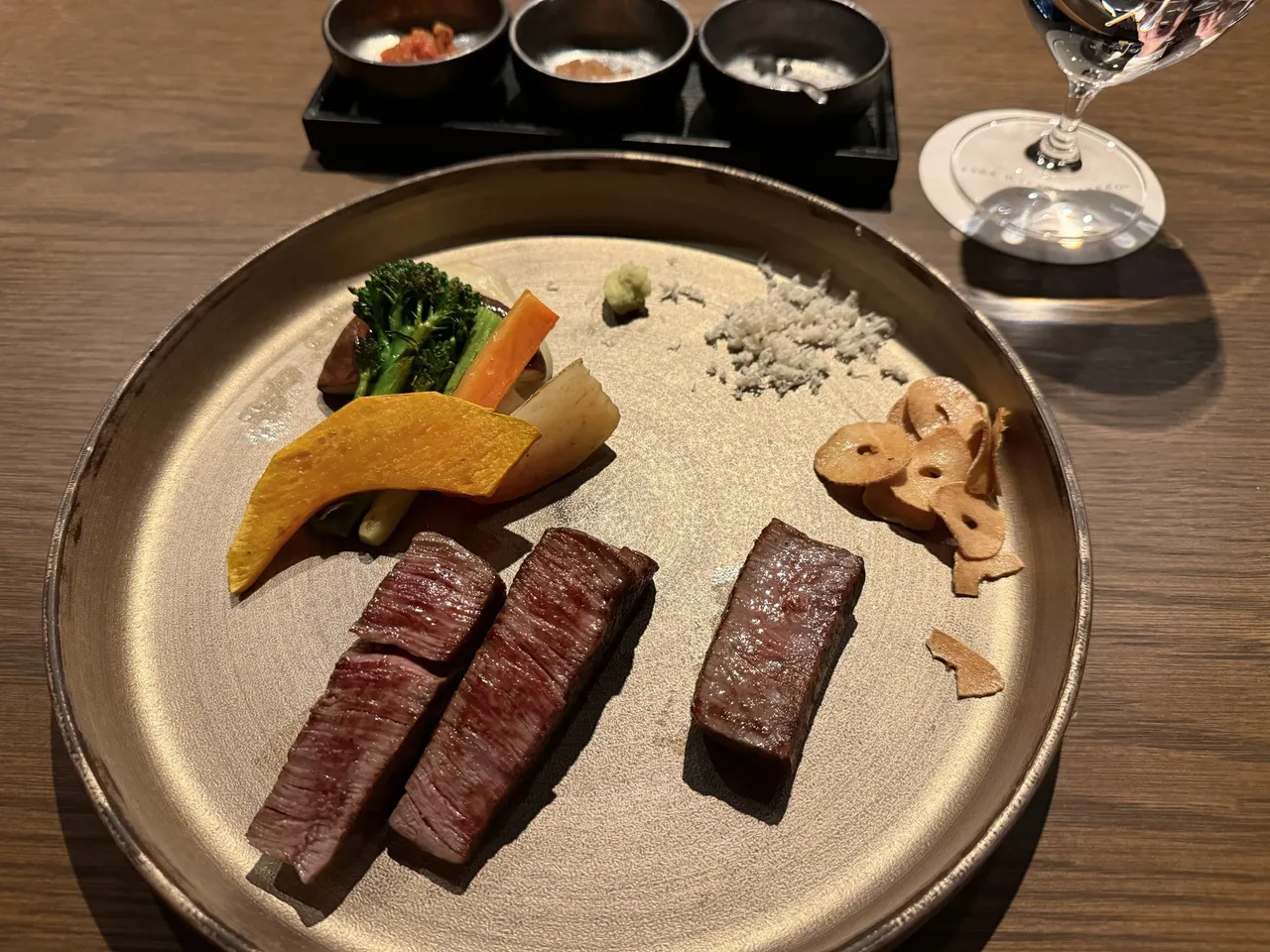Wagyu slices with vegetables at the teppanyaki counter